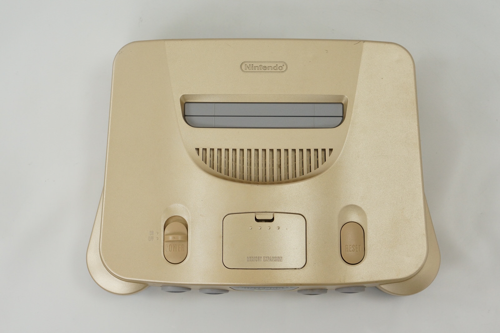 ソフト付きですぐ遊べる！ ニンテンドー64 ゴールド本体セット